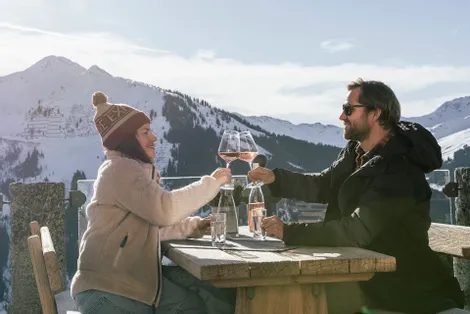 Paar beim Apres Ski
