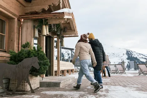 Paar auf der Terasse der Rosswaldhütte im Winter