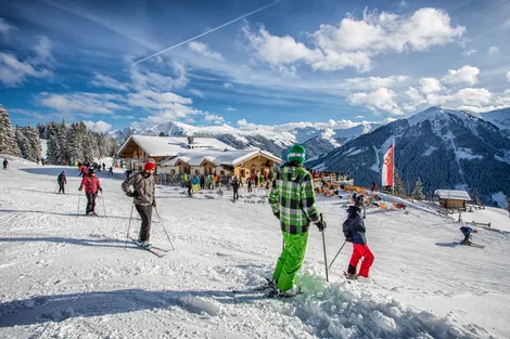 Skifahrer an der Rosswaldhütte in Saalbach