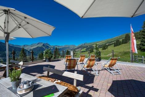 Liegestühle auf der Terrasse der Rosswaldhütte