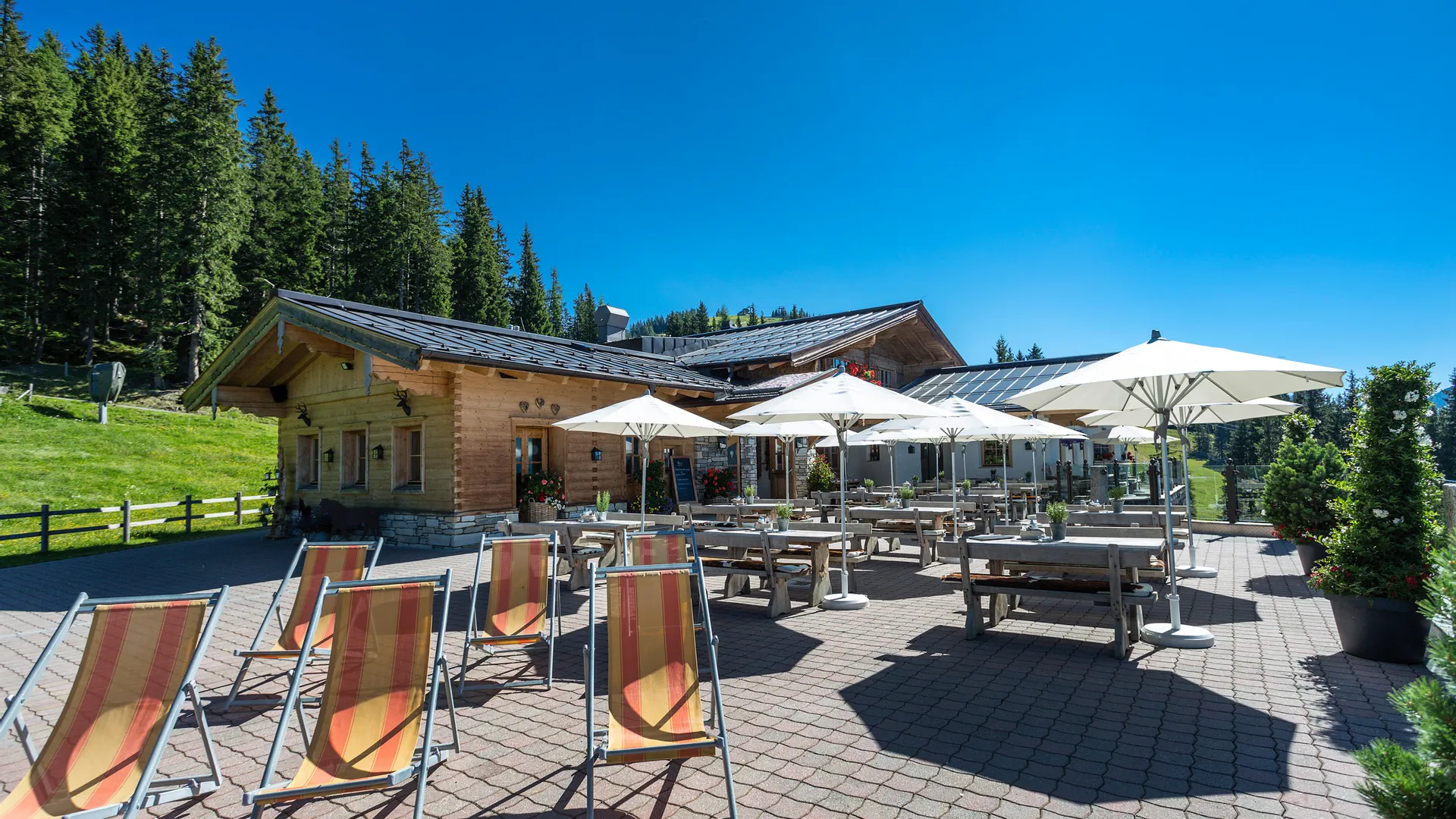 Sonnendurchflutete Terrasse auf der Rosswaldhütte