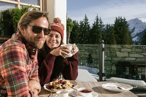 Pärchen auf der Terrasse von Rosswaldhütte