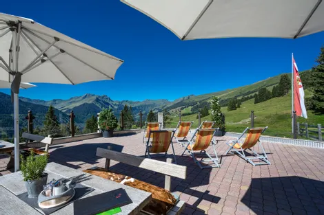 Liegestühle auf der Terrasse der Rosswaldhütte