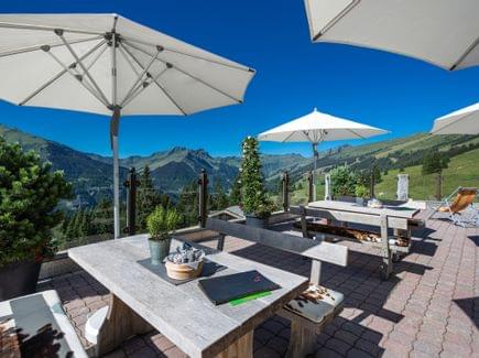Über uns Tische auf der Terrasse der Rosswaldhütte