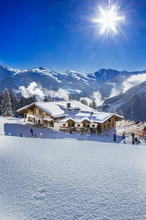 Tief verschneite Winterlandschaft rund um die Rosswaldhütte