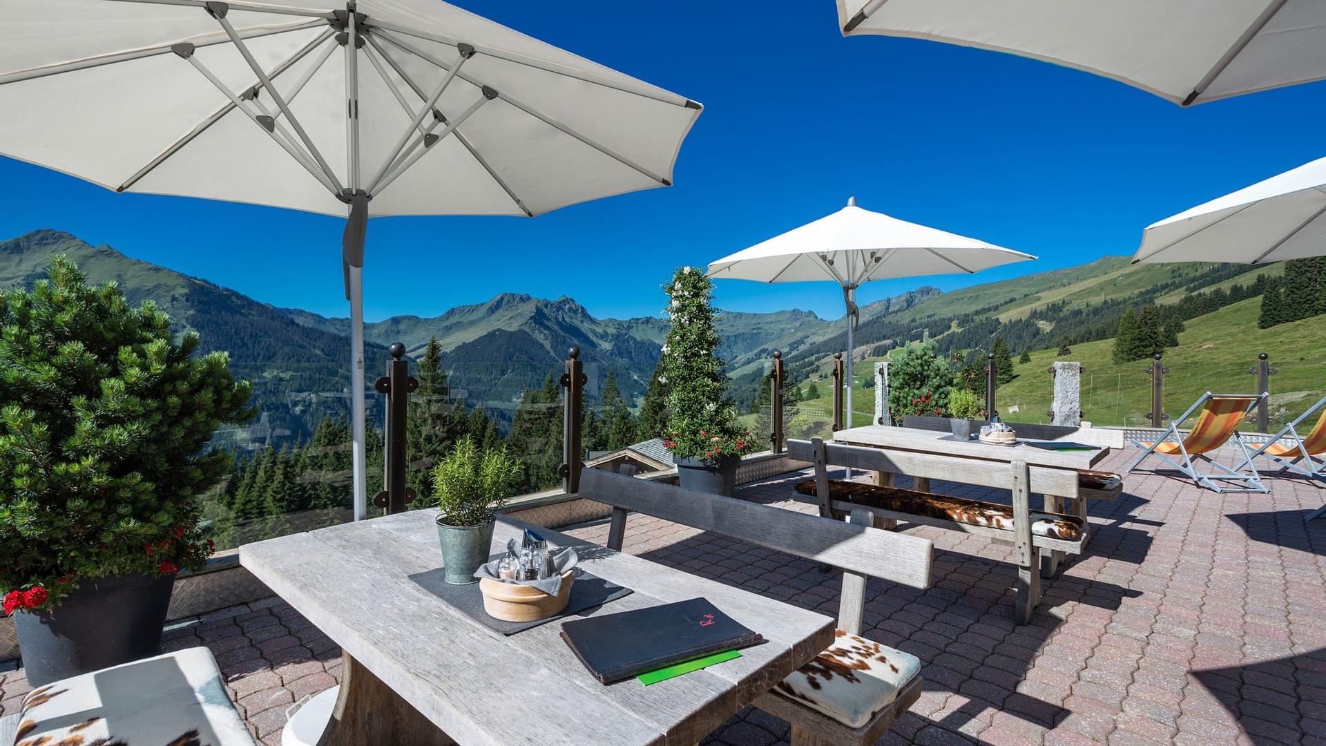 Terrasse mit Sonnenschirmen in Saalbach Hinterglemm